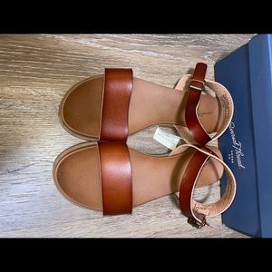 Universal thread sandals. Women’s size 7.5